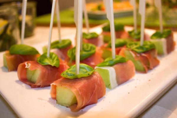 Brochetas de Jamón y Melón con Glaseado Balsámico