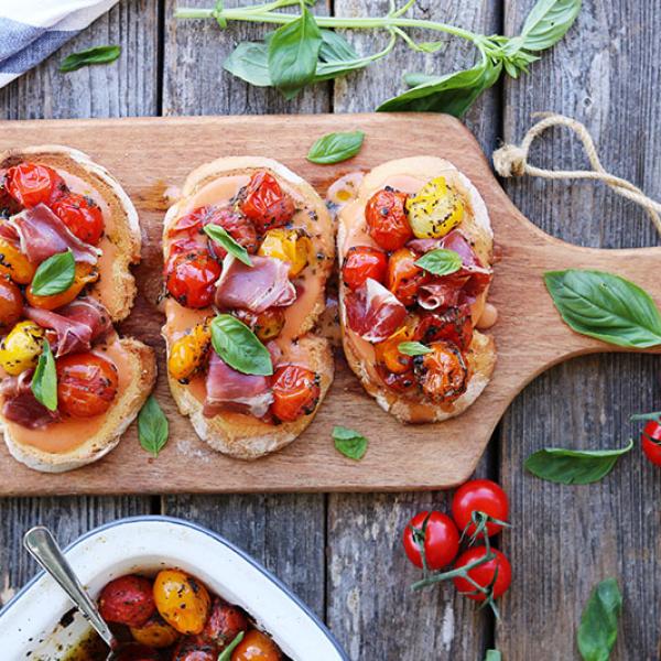 Tostadas de Jamón con Tomate y Albahaca