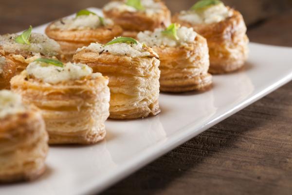 Volovanes de Jamón con Queso Crema y Espárragos